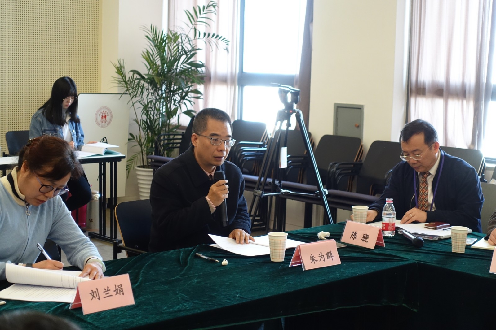 朱为群馆长做2017年度图书馆工作报告.jpg
