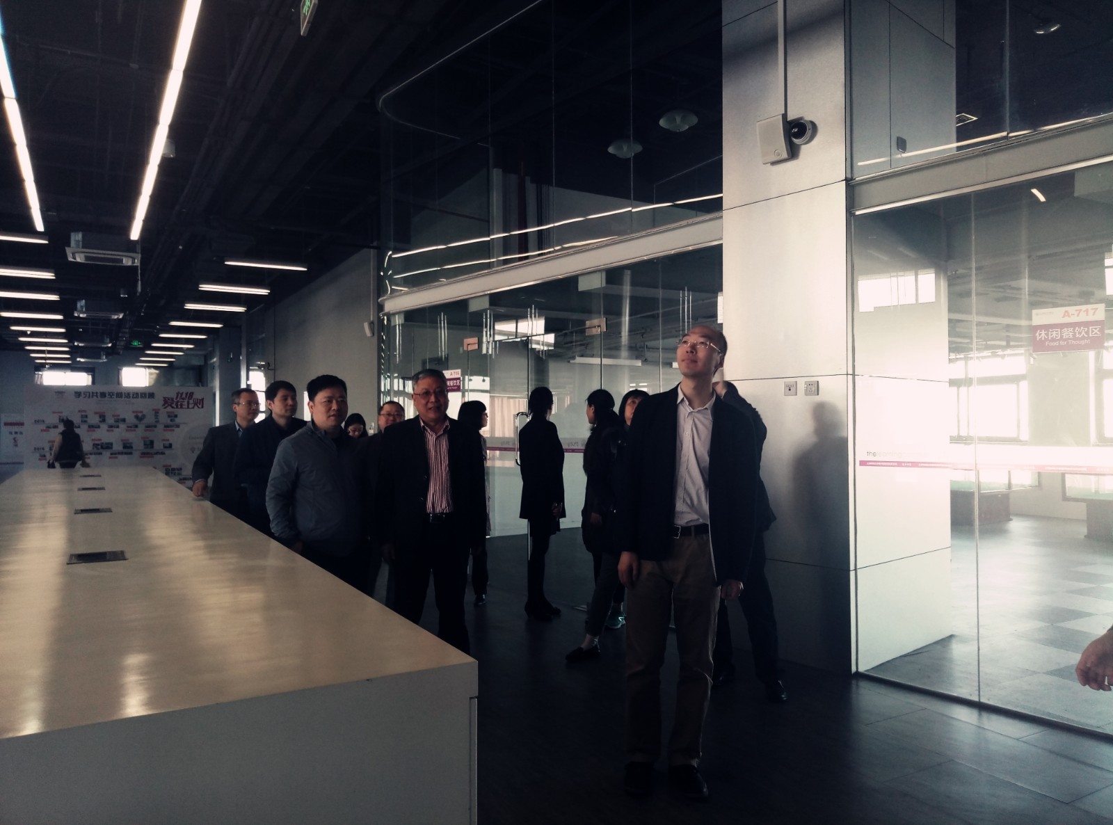 与会委员参观英贤图书馆七楼学习共享空间新建设施.jpg